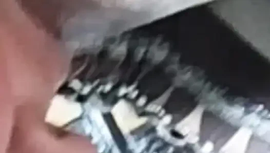 Hintli kadın büyük yaraklı bir makine gibi sert sikişiyor