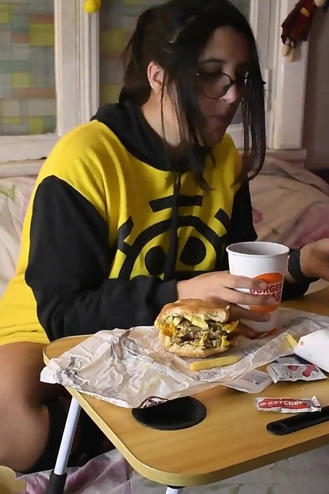 Инструкция по дрочке дрочит мне, поедая гамбургер - зайчик-лонер