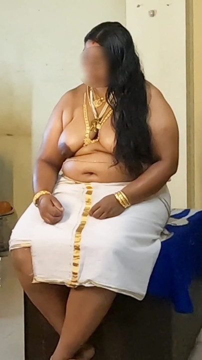 전통 드레스를 입은 인도 소녀, 보석으로 토플리스 사진 촬영