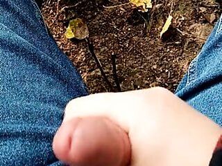 Пухленький парень мастурбирует в лесу, неделю воздержания.  Много спермы