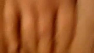 Sexy Freundin hautnah beim Fingern