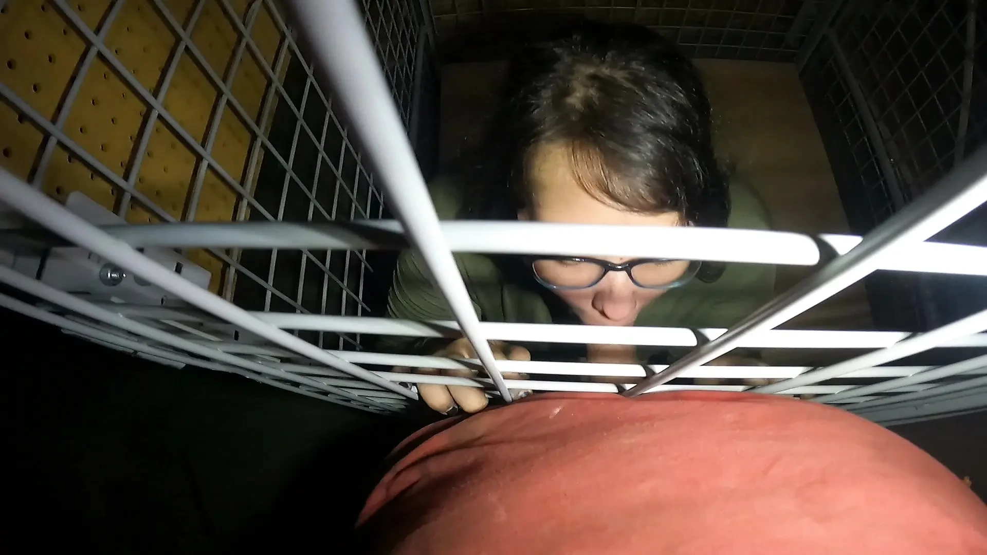 被关起来的亚洲青少年我需要救出并被性交