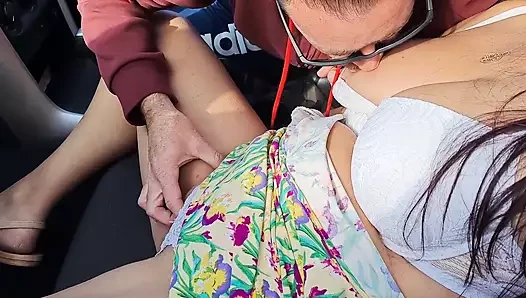 Жена занимается публичным сексом в машине в любительском видео. Снимает странного мужика в трахе и сперма в ее киску