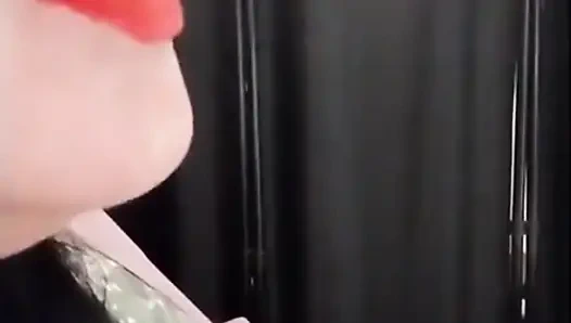 Симпатичная курящая милфа с красной помадой