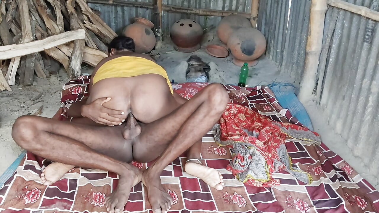 Hot housewife ko kitchen room mein chudai ki