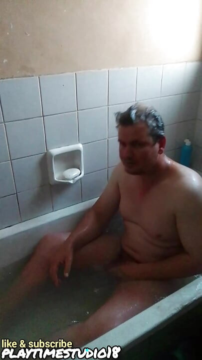 Vrući frajer se igra s kurcem i guzicom u kadi za tatu, pravi prljavi razgovor za obožavatelje