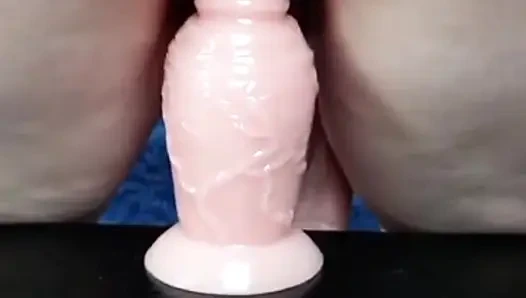 Зрелая шлюшка пробует новую большую игрушку в ее большой волосатой сперме, пока он не сделает большой сквирт