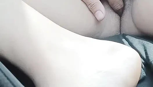 Arabada seksi curlisita'nın parmaklama (sıkı amcık bakış açısı)