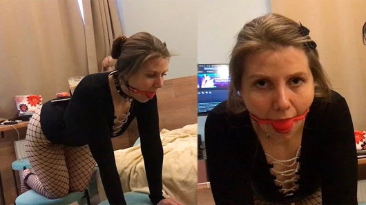 Eine gehorsame, heiße MILF mit großem hintern bedient ihren meister und wird zu einem menschlichen möbel - Lovessie