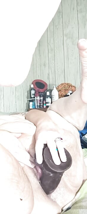 Grandes piernas de puta gorda abiertas, gran polla negra se corre para un paseo