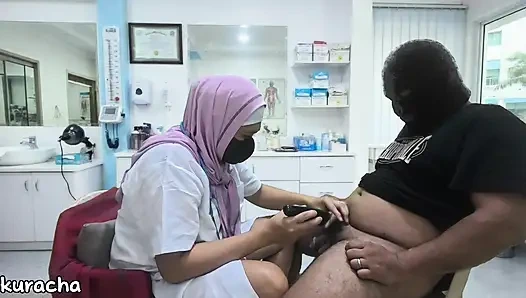 Доктор в хиджабе бреет мясистый член клиента не становится эрегантным во время бритья