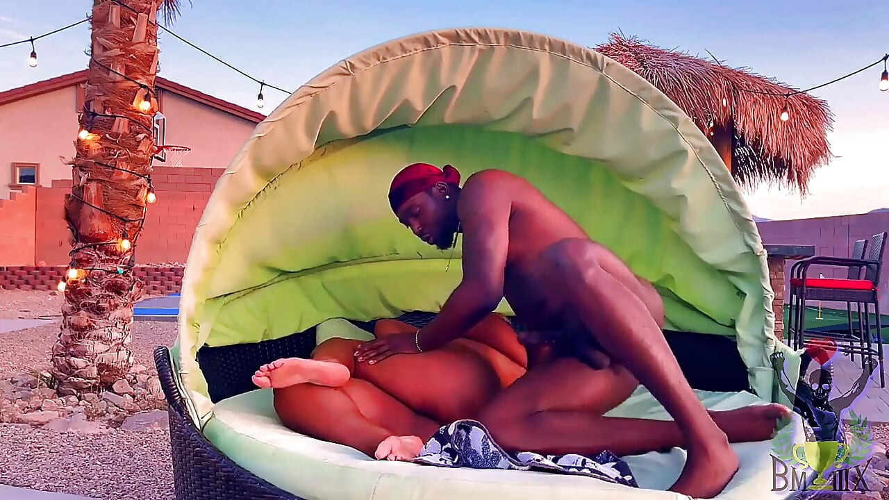 Shanice Luv у бассейна
