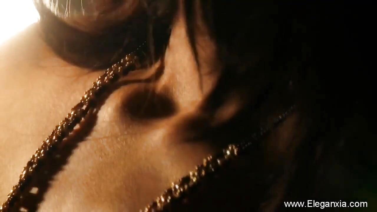 Desnudos de Bollywood. Sexy morena india milf en su erótico video