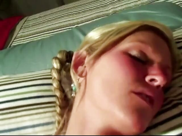 Pizdă cu țâțe futut anal blondă cu degetul și vibrator, ejaculare înăuntru!