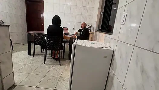 Sekreter götüne tokat atarak ve dölleme ile anal penetrasyonla şaşırıyor.