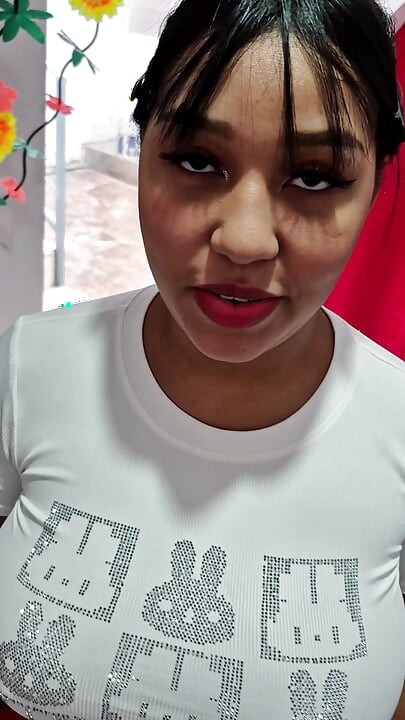 Венесуелька не знає, як підмітати підлогу, тому я змушую її смоктати член і давати йому жорсткий трах в дупу