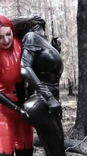 Nezaboravan trenutak iz "Videa poniženja, lateks gumena seksualna BDSM gospodarica u mačjem kostimu"