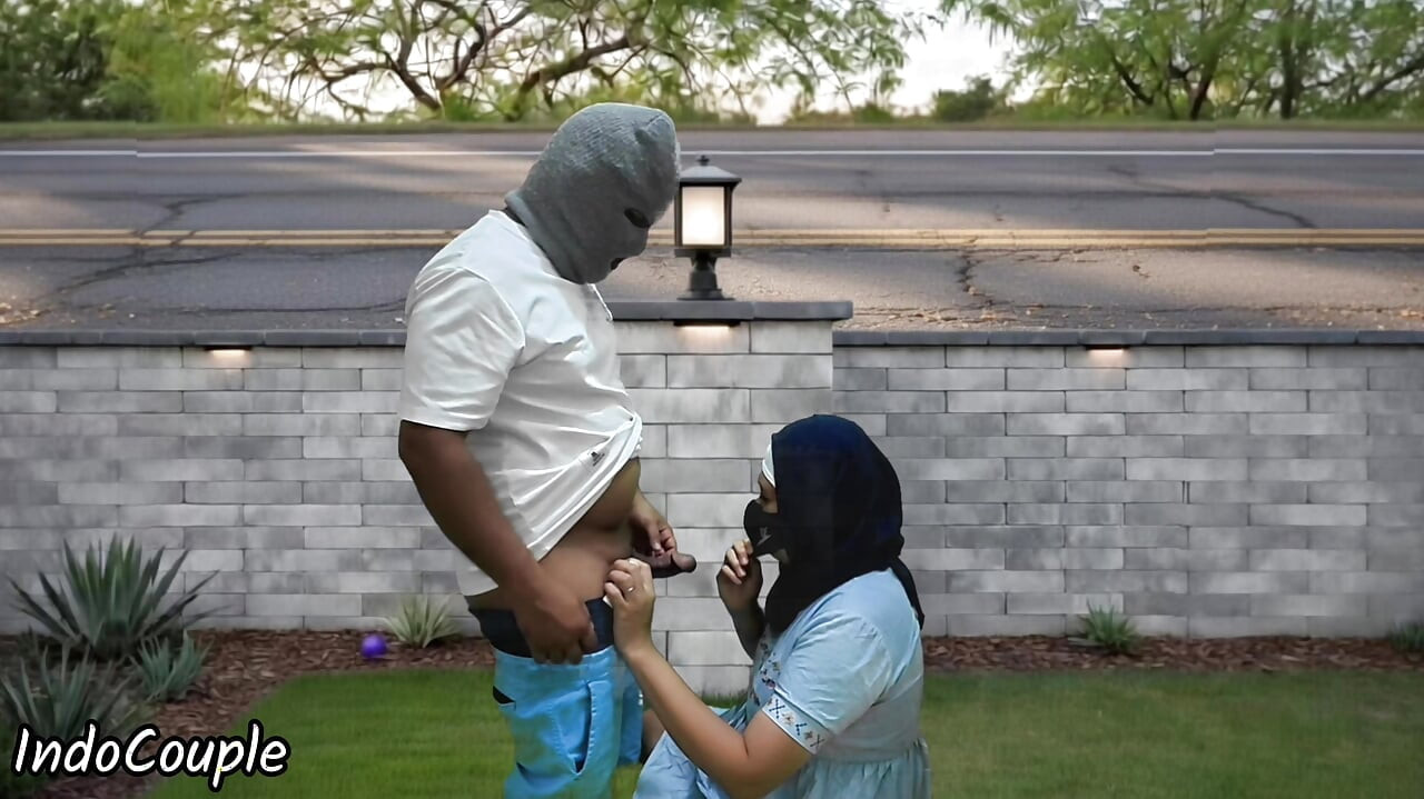 Istri muslim berhijab yang tukang selingkuh pamer memek di depan umum dan nyepong kontol orang asing demi uang viral di jakarta