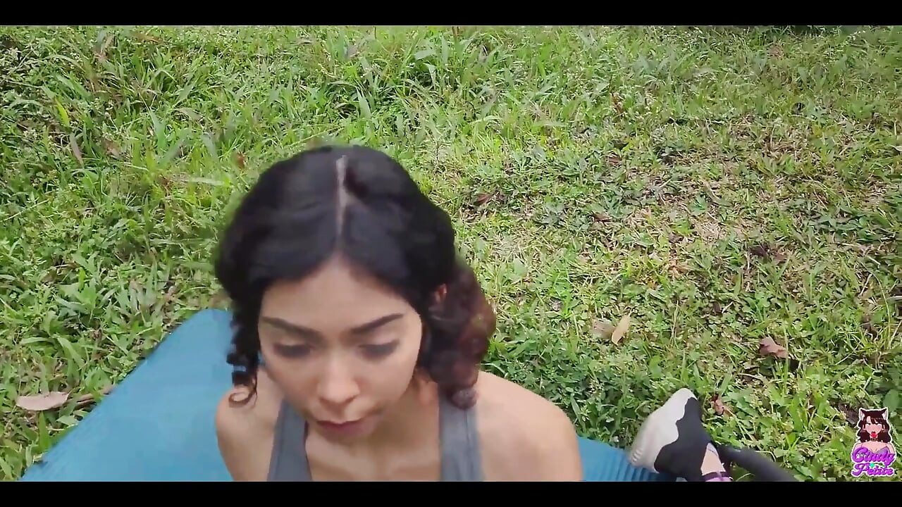 Seorang lelaki yang sedang melalui ladang melihat saya melakukan yoga dan akhirnya mengongkek saya.