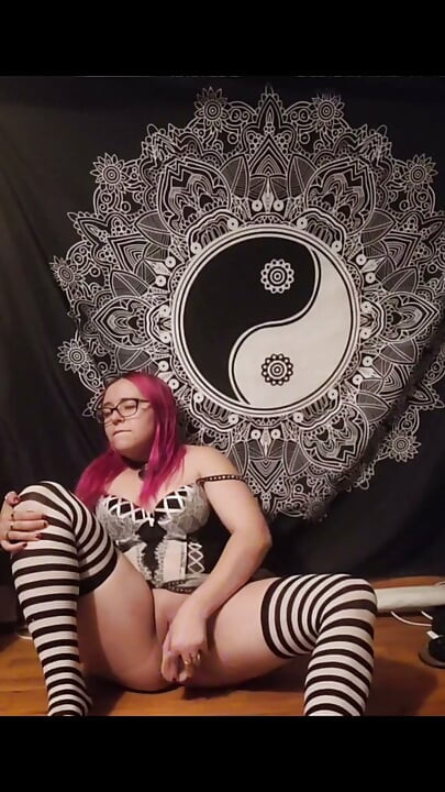 Sevimli gotik kız oyuncağını sikiyor
