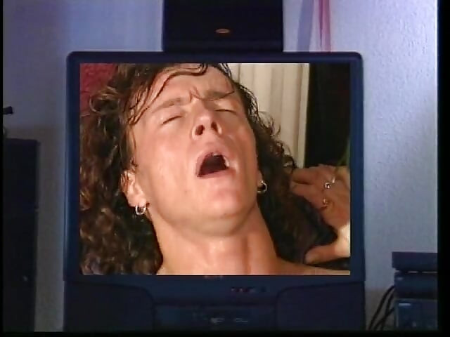 Trojka sa dve zapanjujuće ribe ližu jedna drugu pičku