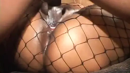 Черная крошка с большой круглой жопой трет свою щель и трахается с чуваком