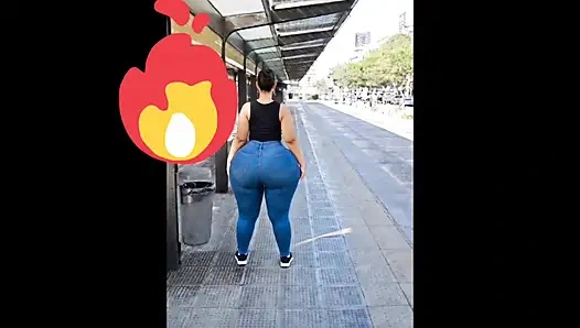 Büyük götlü otobüs bekliyor