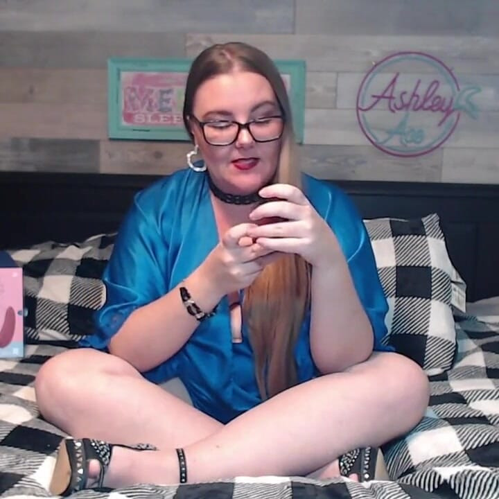 Ashley Reviews - Satisfyer Curvy 1