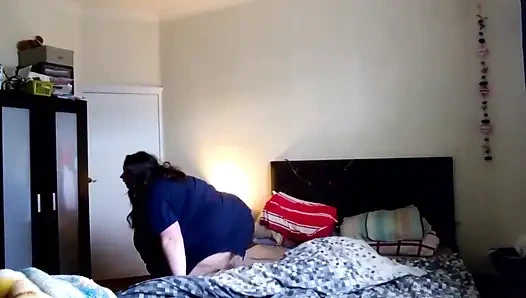 İri güzel kadın ssbbw yatak odası soyunuyor