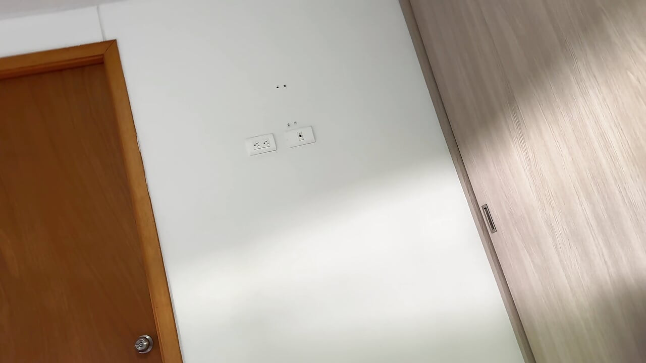 看到我的室友不穿衣服醒来后, 我等不及了, 所以我最终给了她一个很好的操逼
