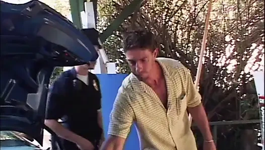 Polisi ngentot cewek rambut cokelat di luar ruangan sampai muncrat