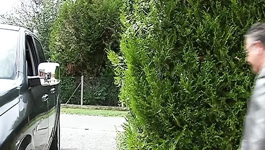 Милфа из Франции показывает свои навыки минета в любительском видео