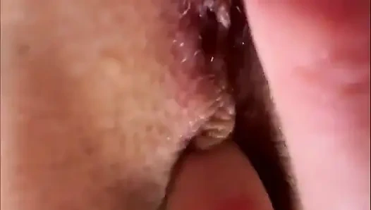 Masturbasi anal Rusia close-up dengan percakapan. Menganga Krim