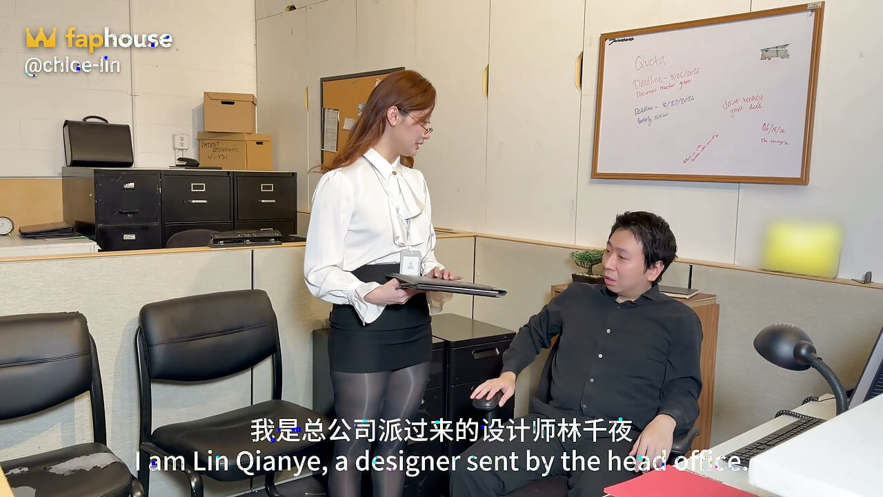 Geile Aziatische lingerieontwerper Chloe Lin neukt collega voor ontwerpidee