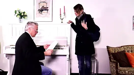 Урок фортепиано с горячим сюрпризом!