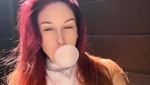 Artemisia açık havada balon sakso çekmeyi ve sigara içmeyi seviyor