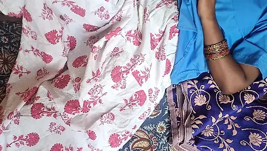 Istri India yang sudah menikah menunjukkan pusar untuk memiliki kesepakatan dengan pemilik rumah