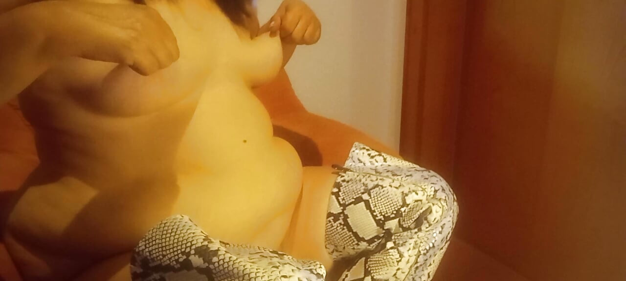 자연스레 매달려 있는 젖탱이를 가지고 노는 찐 아마추어 밀프 - 처진 젖탱이 따먹기