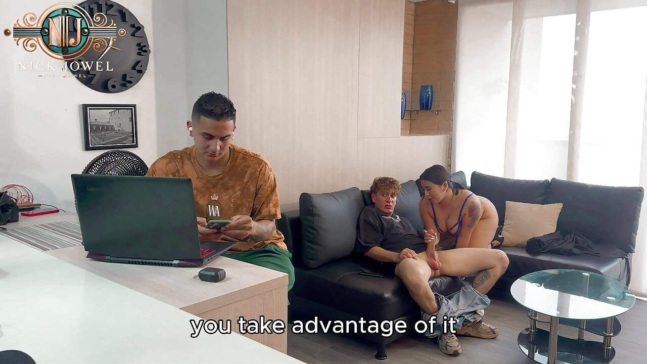 Pieprzę żonę mojego przyjaciela, podczas gdy on pracuje przy komputerze