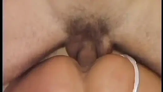 Kısa saçlı kızıl saçlı olgun kadın sikiliyor ve yumruklanıyor