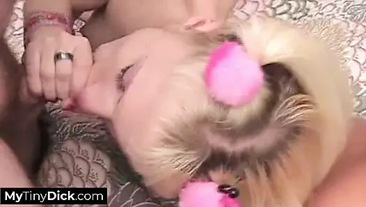 Brittany берет на себя роль, когда сосет его крошечный хуй