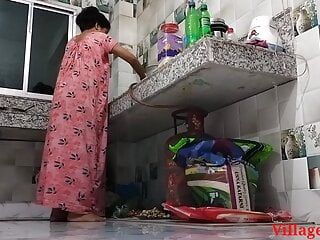 Desi lokale Ehefrau aus dem Dorf wird in der Küche gefickt (offizielles Video von VillageSex91)