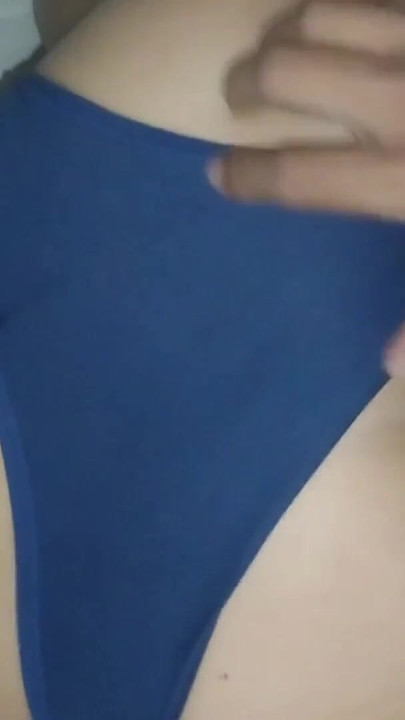 私の友人のボーイフレンドは私にこれらのパンティーを与え、私は彼のためにそれらをモデル化し、彼は抵抗せず、私の猫を釘付けにします。 | クリップ 2