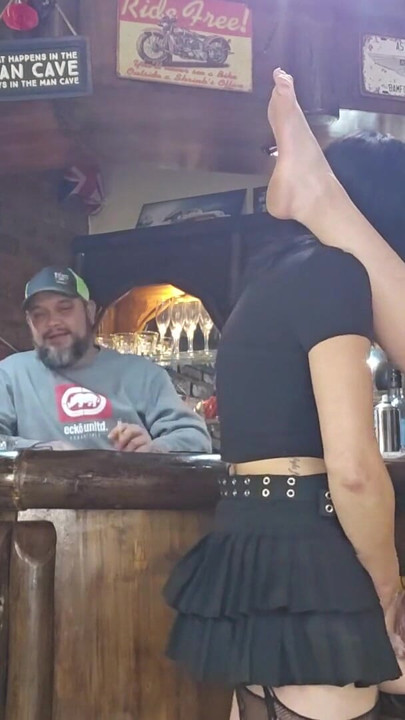 Κορίτσια γαμιούνται μεταξύ τους με στράπλες δονητή ενώ οι άντρες παρακολουθούν | Κλιπ 2