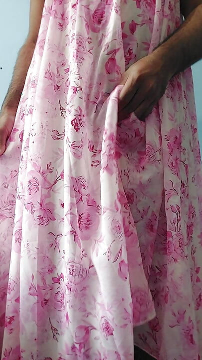 Je me branle en portant une jupe en mousseline de soie transparente fleurie à volants