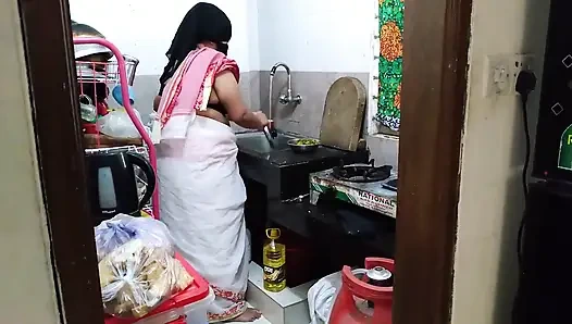 Hintli hizmetçi mutfakta yemek yaparken sahibi tarafından sikiliyor