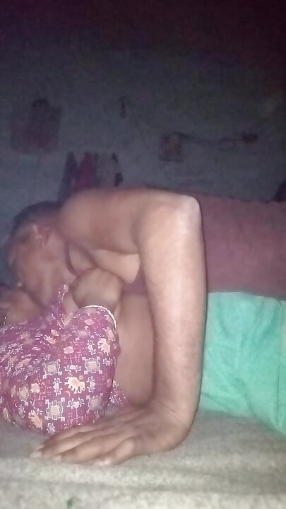 Hintli evli kadın kocası tarafından sikiliyor