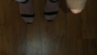 Neue hellrosa Strümpfe und schwarze High Heels