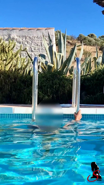 Emotivni trenutak iz "Selen Sweet. Milf s velikom guzicom u bazenu"
