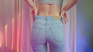 Roșcată face striptease din blugi slabi